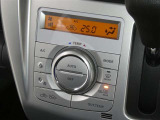 【オートエアコン】車内温度を感知して自動で温度調整をしてくれるのでいつでも快適な車内空間を創り上げます!どの席に座っても快適なドライブが楽しめます♪