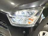 【LEDヘッドライト】悪天候や夜間走行時も良好な視界を確保し安心して運転できる高輝度LEDヘッドライトを装備!点灯速度が早く、消費電力も抑えられています。