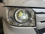 【LEDヘッドライト】悪天候や夜間走行時も良好な視界を確保し安心して運転できる高輝度LEDヘッドライトを装備!点灯速度が早く、消費電力も抑えられています。
