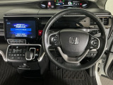 【ハンドル】運転にかかわる様々な操作を安全に行えるように視点移動が少なく操作性に配慮されたスイッチ類が凝縮されたコックピットです。