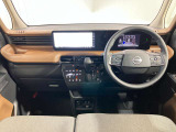 ダッシュボードを平らにしボディ形状を工夫したことで、運転席から前方が見えやすい設計になっております!車幅がつかみやすいため、狭い道でのすれ違いも安心して運転いただけます!