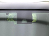 【スマートアシスト】走行中に前方の車両等を認識し、衝突しそうな時は警報とブレーキで衝突回避と被害軽減をアシスト。より安全にドライブをお楽しみいただけます。