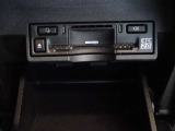 運転席お膝元にETCカード挿入口がございます。