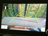 【バックカメラ】駐車時に後方がリアルタイム映像で確認できます。大型商業施設や立体駐車場での駐車時や、夜間のバック時に大活躍!運転スキルに関わらず、今や必須となった装備のひとつです!