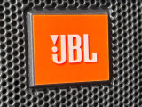【JBLサウンドシステム】メーカーオプションの高品位サウンドシステムを搭載。専用のチューニングが施された大小様々なスピーカーから良質なサウンドが奏でられ、臨場感あふれる音響空間を演出します。