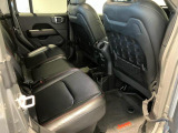 【リアシート】屋根までの高さがある車のため、大人の方でも圧迫感が少なく乗車出来ます。足元は広く取られているため、ゆったりとお乗り頂けます。