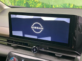 【メーカー純正ナビ】インテリアに溶け込むスタイリッシュな「専用設計」メーカーナビを装備♪視認性や操作性など基本性能にも優れ、より上質なカーライフをお楽しみいただけます。