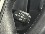 【レーダークルーズコントロール】従来のクルコンの機能に加え、先行車に接近すると、安全な車間距離を保ちながら先行車の車速に合わせ追従するシステム。
