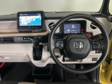 【ハンドル】運転にかかわる様々な操作を安全に行えるように視点移動が少なく操作性に配慮されたスイッチ類が凝縮されたコックピットです。