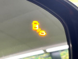 【ブラインドスポットインフォメーション】走行中、ドアミラーの死角になりやすい箇所に後続車が接近するとサイドミラー付近に警告を表示、ドライバーに注意喚起をしてくれます。