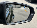 ブラインドスポットディテクション。後方死角ゾーンの車両を検知してインジケーターが点灯、ドライバーに注意を促します。