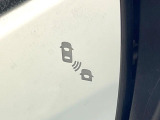【後方車輛検知】走行中、ドアミラーの死角になりやすい箇所に後続車が接近するとサイドミラー付近に警告を表示、ドライバーに注意喚起をしてくれます。