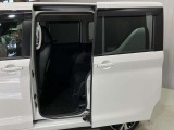 【両側オートスライドドア】子供を乗せたりするのにも隣のお車を気にせずストレスフリー★雨の日などはリモコンキーからドアの開閉ができとても便利♪