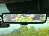 【デジタルインナーミラー】後席の大きな荷物や同乗者で後方が確認しづらい時でも安心!カメラが撮影した車両後方の映像をルームミラー内に表示。クリアな視界で状況の確認が可能です!