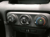 調整が容易なマニュアルエアコンです。夏は快適に、冬も車内の曇りを取ってくれるので安全です♪