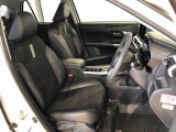 運転席の座面高さを調整できるシートリフターが付いています。