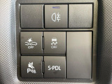 【スマートアシスト】走行中に前方の車両等を認識し、衝突しそうな時は警報とブレーキで衝突回避と被害軽減をアシスト。より安全にドライブをお楽しみいただけます。
