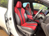 【専用スポーツシート】ホールド性に優れ、カーブ時の体が流れを抑制してくれます。また、体にフィットするから腰や背中が疲れにくく、ロングドライブや高速走行でも快適にお過ごしいただけます♪