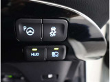 オートマチックハイビームとは、先行車や対向車のライトを認識し、ハイビームとロービームを自動で切り替える機能です。夜道の視界を確保します。詳細は販売店スタッフまでおたずねください。