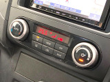 【オートエアコン】一度お好みの温度に設定すれば、車内の温度を検知し風量や温度を自動で調整。暑い&hellip;寒い&hellip;と何度もスイッチ操作をする必要はありません。快適な車内空間には必須の機能ですね♪