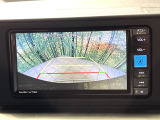 【バックカメラ】駐車時に後方がリアルタイム映像で確認できます。大型商業施設や立体駐車場での駐車時や、夜間のバック時に大活躍!運転スキルに関わらず、今や必須となった装備のひとつです!