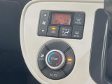 【オートエアコン】一度お好みの温度に設定すれば、車内の温度を検知し風量や温度を自動で調整。暑い&hellip;寒い&hellip;と何度もスイッチ操作をする必要はありません。快適な車内空間には必須の機能ですね♪
