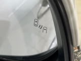 【ブラインドスポットモニター】走行中、ドアミラーの死角になりやすい箇所に後続車が接近するとサイドミラーのレンズに警告を表示!ドライバーに注意喚起をしてくれます。