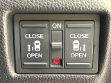 【両側パワースライドドア】スマートキーや運転席のスイッチで後席両側スライドドアの開閉が可能♪電動だから力を入れてドアを開ける必要が無く、小さなお子様でも簡単に開け閉めでき快適です♪