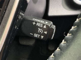 クルーズコントロール機能が付いています。 速度を設定するとアクセルを踏まなくても一定の速度で走ることができます。  高速道路ではとても便利な装置なんです。