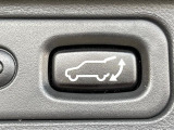 【パワーバックドア】スマートキーや運転席のボタンを押すだけでリアゲートが自動で開閉します!荷物を持っている時や、高い位置にあるバックドアを閉める際に便利な機能です♪