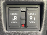 【両側パワースライドドア】スマートキーや運転席のスイッチで後席両側スライドドアの開閉が可能♪電動だから力を入れてドアを開ける必要が無く、小さなお子様でも簡単に開け閉めでき快適です♪