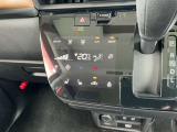 スマートフォンのように軽くタッチするだけで操作できるオートエアコンです。