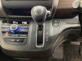 CVT車のセレクトレバーです。低速から高速まで、変速ショックのないスムーズな走りを実現するとともに、エンジン効率のよい領域を維持することで燃費にも貢献します。