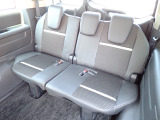 ◆3列目シートも足元ゆったりで、しっかり座れるスペースが確保されています。大人数で移動が出来ますので、お盆やお正月にご家族が集まった時でも、何台も車を出す必要も無く楽しくお出かけ出来ます。