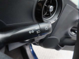 スイッチをオートに設定しておけば、車外の明るさに応じて自動的にヘッドランプを点灯・消灯します。夕暮れ時やトンネルの続く山道などを走行する時に便利なコンライトを装備しています。