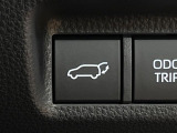 【パワーバックドア】スマートキーや運転席のボタンを押すだけでリアゲートが自動で開閉します!荷物を持っている時や、高い位置にあるバックドアを閉める際に便利な機能です♪