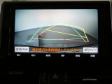 【バックガイドモニター】後方の映像をナビ画面に表示するだけでなく、ステアリング操作に連動して動くガイド線も同時に表示します!予想進路を確認しながら後退できるので便利です!!