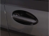 【デザインとの融合】BMWデザイナーが創り出したボディデザインを損なう事のない様に配置とデザインに拘っています。ドアノブについてもBMWの拘りに妥協はありません。