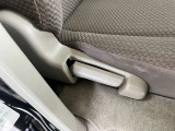 運転席の足元は広々としており、座席は大きく前後にスライド出来るので自分に合ったポジションで運転する事が出来ます。アクセルやブレーキにクセもなくとても運転のしやすい車両です。