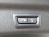 電動リアゲート装備です。バンパー下でのキックスイッチも装備されております。