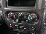シンプルで使いやすいマニュアルエアコン。適切に操作することで快適な車内環境を保つことができます。