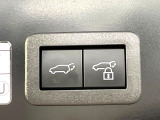 【パワーバックドア】スマートキーや運転席のボタンを押すだけでリアゲートが自動で開閉します!荷物を持っている時や、高い位置にあるバックドアを閉める際に便利な機能です♪