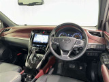 運転席まわりです。 各操作スイッチは使いやすい位置に配置されてます。