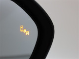 隣車線を走る車両をレーダーで検知し、ドアミラーでは確認しにくい後側方エリアに存在する車両に加え、急接近してくる車両も検知します。車両を検知するとドアミラーに搭載されたLEDインジケーターが点灯します。