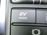 EVドライブモードで、早朝・深夜や屋内の駐車場などで、エンジン音や排気ガスを気にすることなく走れます。