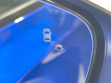 【ブラインドスポットインフォメーション】走行中、ドアミラーの死角になりやすい箇所に後続車が接近するとサイドミラー付近に警告を表示、ドライバーに注意喚起をしてくれます。