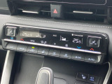 【オートエアコン】一度お好みの温度に設定すれば、車内の温度を検知し風量や温度を自動で調整。暑い&hellip;寒い&hellip;と何度もスイッチ操作をする必要はありません。快適な車内空間には必須の機能ですね♪