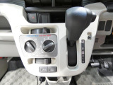 【操作しやすいインパネ】空調やシフトレバーが手元に集約され迷わず操作可能です。マニュアルエアコンで車内を調節でき一年を通して心地よい空間を保ちます