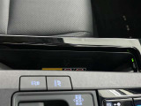 ワイヤレス充電機能で接続の手間いらず。スマートフォンなどをワイヤレスで充電可能です。
