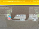 【プリクラッシュセーフティ】前方の車両等を検知し、衝突しそうな時は警報で注意を促し、ブレーキを踏む力をサポート。ブレーキを踏めなかった場合は衝突被害軽減ブレーキが作動、衝突回避をサポートします。